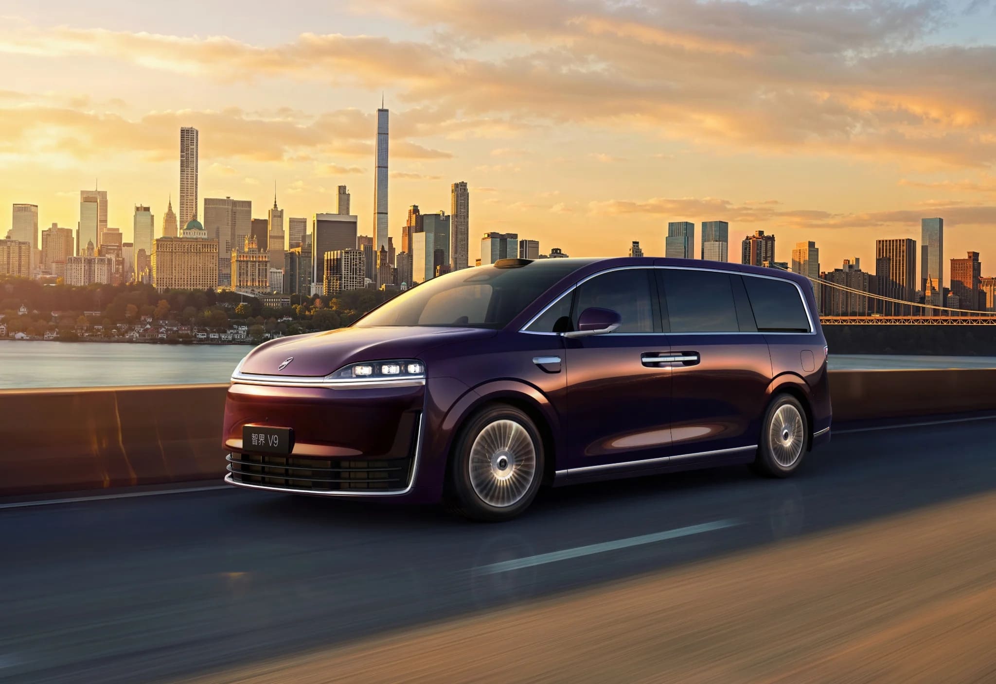 Гибридный автомобиль Luxeed V9 PHEV